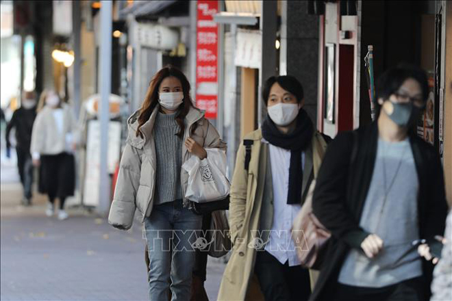 Người dân đeo khẩu trang phòng lây nhiễm Covid-19 tại Tokyo, Nhật Bản ngày 7-1. Ảnh: THX/TTXVN