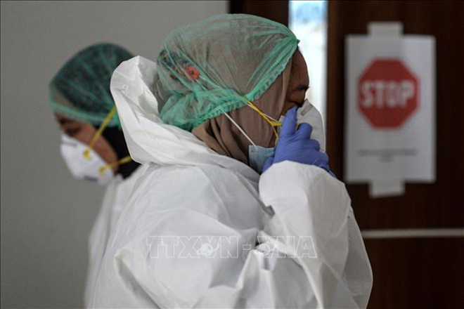Nhân viên y tế làm việc tại khu điều trị cho bệnh nhân nhiễm Covid-19 tại Nam Tangerang, Indonesia. Ảnh: THX/TTXVN