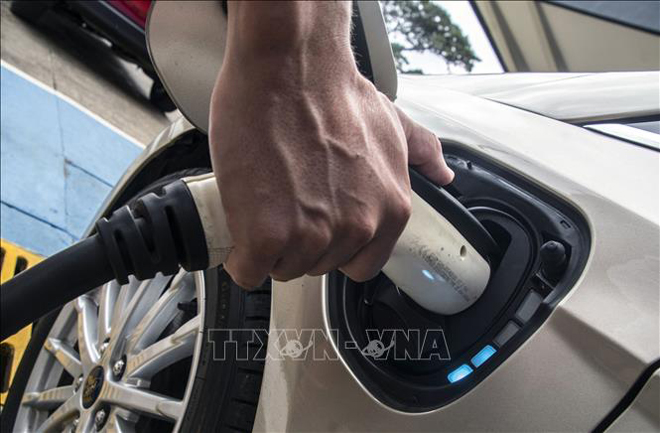 Sạc điện cho ô tô. Ảnh minh họa: AFP/TTXVN