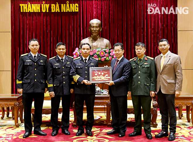 Bí thư Thành ủy Nguyễn Văn Quảng (thứ 3 từ phải sang) tặng quà lưu niệm cho Thượng tá Nguyễn Văn Bách, Lữ đoàn trưởng Lữ đoàn 189 Hải quân (thứ 3 từ phải sang). Ảnh: ĐẶNG NỞ