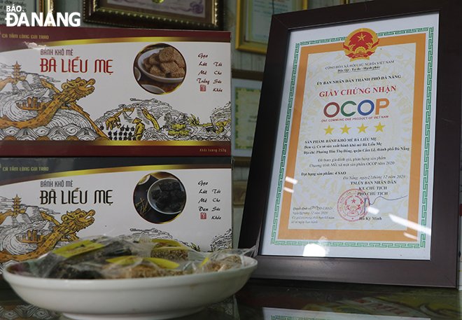 Sản phẩm bánh khô mè Bà Liễu Mẹ được UBND thành phố cấp giấy chứng nhận Sản phẩm OCOP 4 sao (Chương trình 