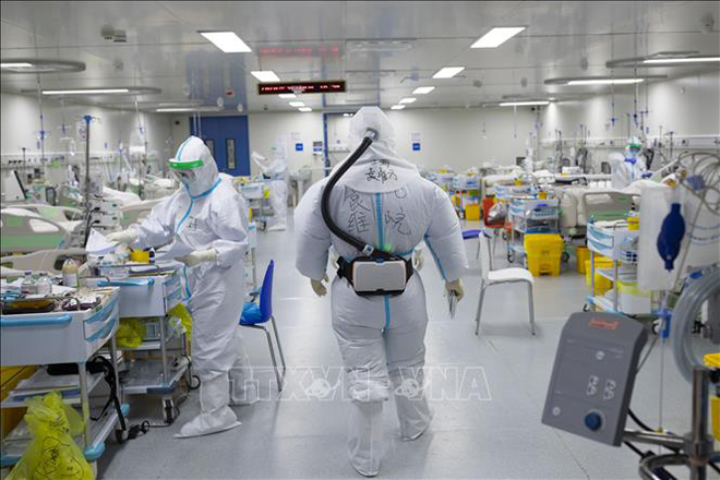 Nhân viên y tế làm việc tại bệnh viện điều trị cho các bệnh nhân nhiễm Covid-19 ở Vũ Hán, tỉnh Hồ Bắc, Trung Quốc, ngày 20-3-2020. Ảnh: THX/ TXVN