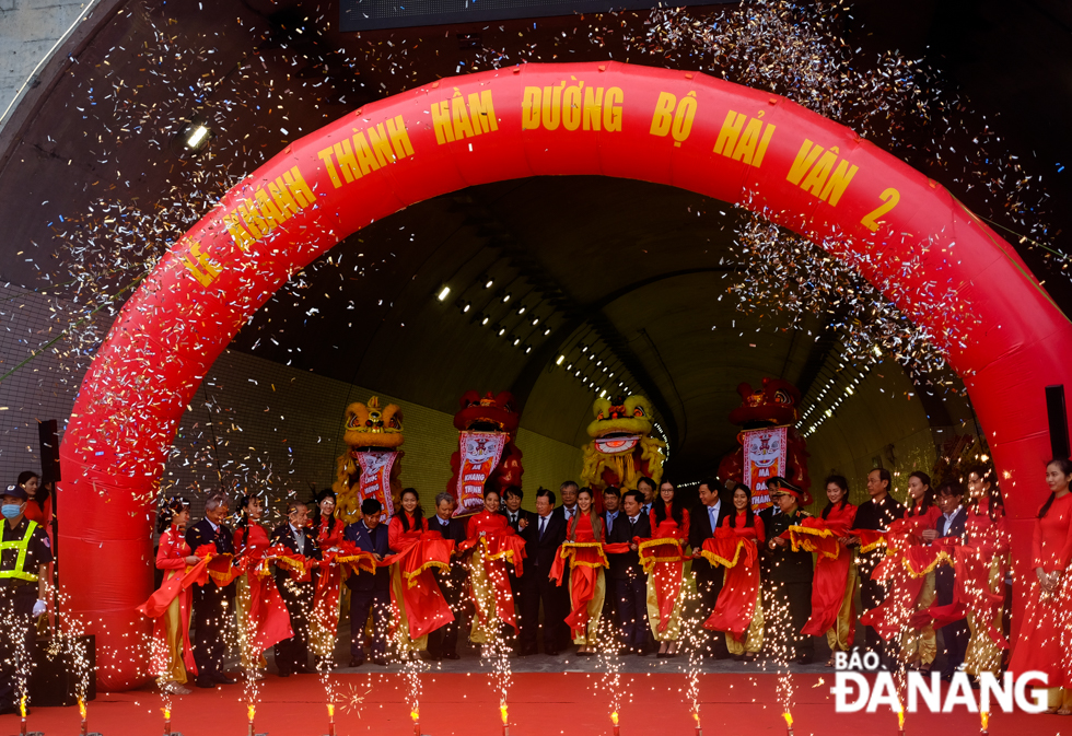 Deputy Prime Minister Trinh Dinh Dung, the leaders of the Ministry of Transport and representatives from the Da Nang and Thua Thien-Hue authorities attending the ribbon cutting ceremony for the Hai Van Tunnel 2 on Monday morning