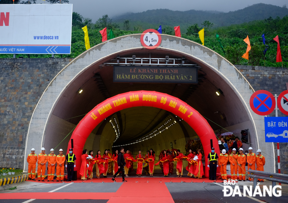 The 2nd stage of the project involved the expansion of the over 6.2 km-long, emergency tunnel, which lies parallel to the Hai Van Tunnel 1, into a two-lane tunnel; as well as building a new 1.7 km-long stretch of road to Thua Thien-Hue Province’s Lang Co Town, and a four km-long roadway leading to Da Nang.