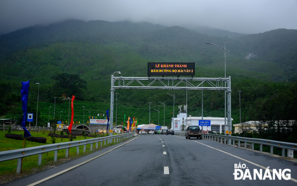 The construction of this project was facing some obstacles relating to structural adjustment due to geological changes, site clearance work, traffic safety and financial shortage. However, the construction units have gradually removed obstacles to complete the project on schedule. In the picture is a section of the roadway leading to Da Nang under the project