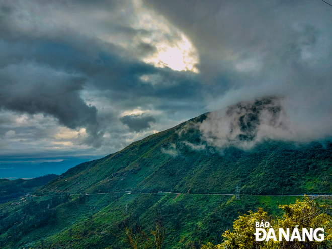  The panoramic views of winding roads on the Hai Van Pass shrouded in thick white clouds