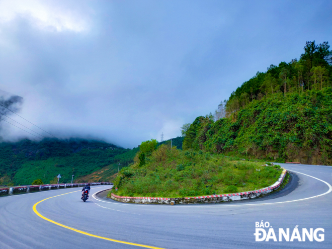 Being an adventurous hunter, a motorbike trip to beautiful Hai Van Pass is must-try experience to conquer meandering paths