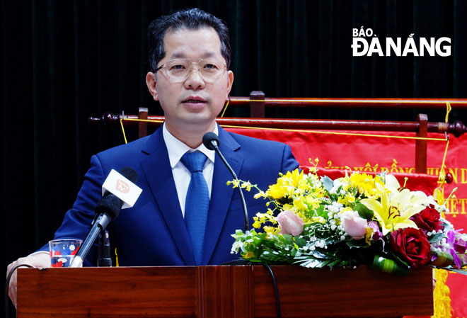 Bí thư Thành ủy Nguyễn Văn Quảng chỉ đạo hội nghị. Ảnh: PHAN CHUNG