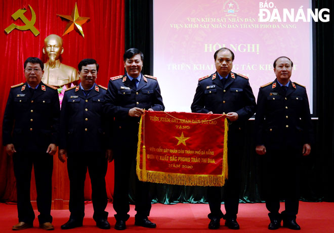 Phó Viện trưởng VKSND tối cao Nguyễn Quang Dũng (thứ 3, trái sang) tặng cờ thi đua đơn vị xuất sắc năm 2020 cho VKSND thành phố Đà Nẵng. Ảnh: PHAN CHUNG