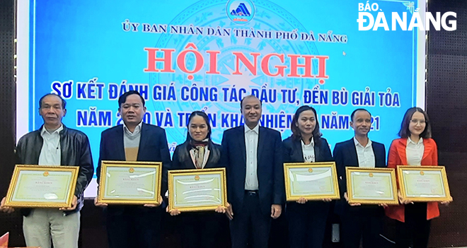 Phó Chủ tịch UBND thành phố Lê Quang Nam trao Bằng khen cho các cá nhân có thành tích về công tác đền bù, giải tỏa năm 2020. Ảnh: TRIỆU TÙNG