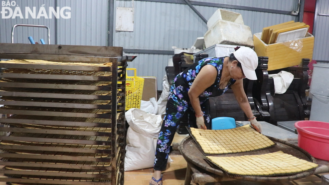 The making of dried sesame seed cakes in progress at the ‘Ba Lieu Me’ manufacturing establishment on Ong Ich Duong Street