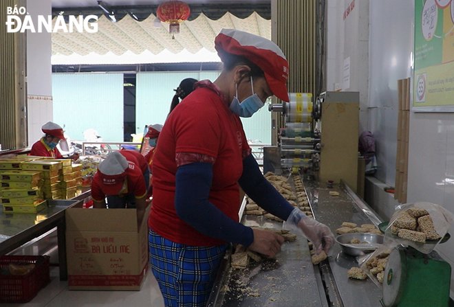 The automatic packing line for cakes