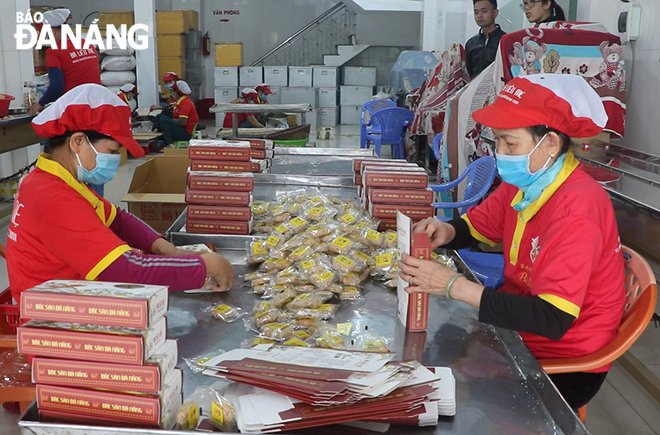 Workers are seen busy at the ‘Ba Lieu Me’ manufacturing establishment in Cam Le District’s Hoa Tho Dong Ward