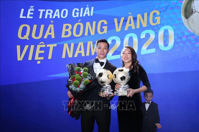 Nam cầu thủ Nguyễn Văn Quyết (Hà Nội) đoạt Quả bóng vàng Việt Nam 2020 và nữ cầu thủ Huỳnh Như (TP Hồ Chí Minh) đoạt Quả bóng vàng Việt Nam 2020. Ảnh: Thanh Vũ/TTXVN