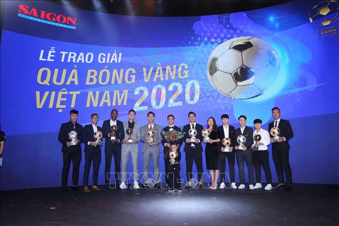 Các cầu thủ đoạt giải được vinh danh tại lễ trao giải Quả bóng vàng Việt Nam 2020. Thanh Vũ/TTXVN