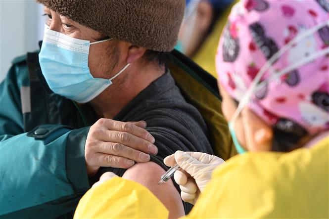 Tiêm vaccine ngừa Covid-19 cho người dân tại Bắc Kinh, Trung Quốc ngày 11-1-2021. Ảnh: THX/TTXVN