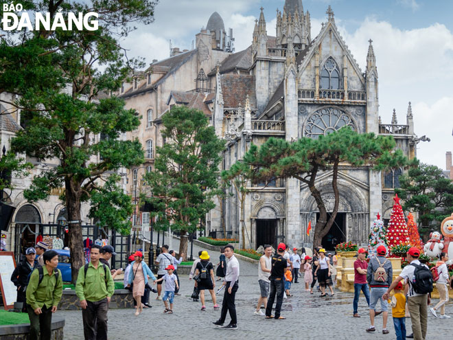 Many popular entertainment spots in Da Nang are treating their guests with innovatively incentive programmes. Visitors are seen enjoying relaxing times at the Sun World Ba Na Hills in this illustration.