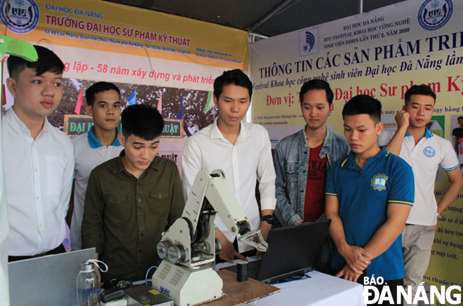 Da Nang’s students attending the University of Da Nang-hosted 2020 Festival of Science and Technology for Students