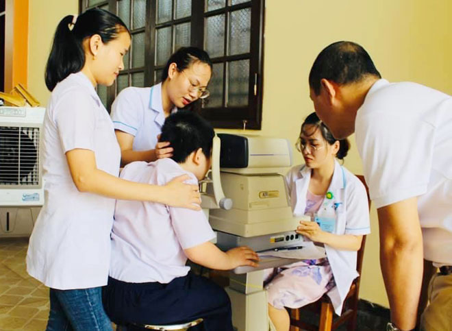 Bác sĩ Bệnh viện Mắt Đà Nẵng khám mắt cho học sinh trên địa bàn thành phố. 				   		        (Ảnh do Sở GD&ĐT cung cấp)