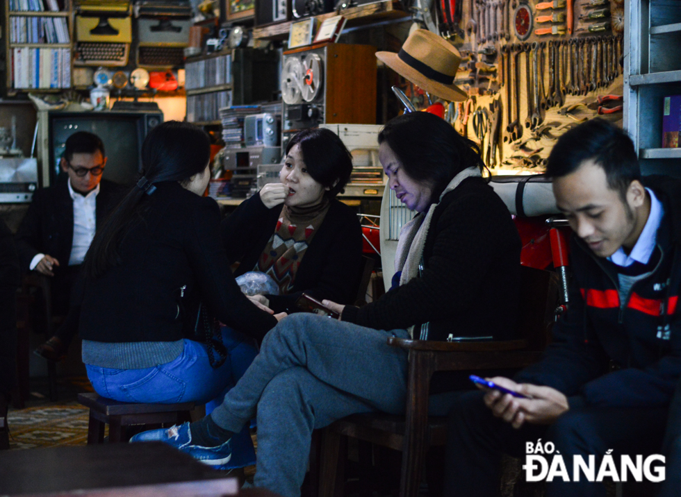 During these extremely cold and windy days, cozy coffee shops are crowded with customers