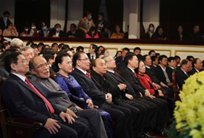 Các đồng chí lãnh đạo, nguyên lãnh đạo Đảng, Nhà nước và đại biểu dự lễ trao Giải Báo chí Búa liềm Vàng lần thứ 5. Ảnh: VGP/Nhật Bắc