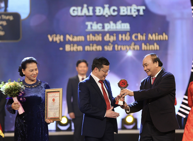  Thủ tướng Nguyễn Xuân Phúc, Chủ tịch Quốc hội Nguyễn Thị Kim Ngân trao Giải Đặc biệt cho Báo Nhân dân. Ảnh: VGP/Nhật Bắc