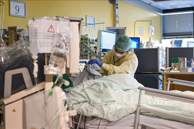 Nhân viên y tế chăm sóc bệnh nhân mắc Covid-19 tại một bệnh viện ở Aachen, Đức. Ảnh minh họa: AFP/TTXVN