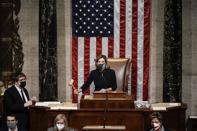 Chủ tịch Hạ viện Mỹ Nancy Pelosi điều hành phiên bỏ phiếu luận tội Tổng thống Donald Trump ngày 13-1.      Ảnh: AP