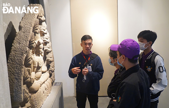 Người dân tham quan Bảo tàng Điêu khắc Chăm Đà Nẵng trong dịp Tết Dương lịch 2021. Ảnh: XUÂN DŨNG