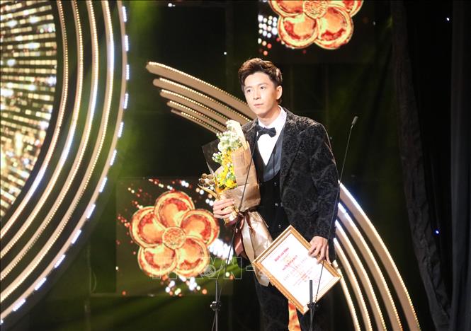 Ca sỹ, nghệ sỹ Ngô Kiến Huy đoạt giải thưởng Mai Vàng 2020 ở thể loại người dẫn chương trình – MC được yêu thích nhất. 
