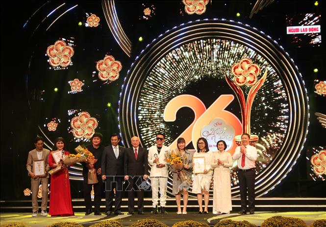 Đại diện Ban tổ chức trao giải thưởng Mai Vàng 2020 ở hạng mục tác phẩm và chương trình truyền hình. 