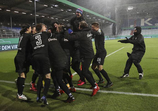 Holstein Kiel vui mừng sau khi đánh bại Bayern Munich. Ảnh: AP