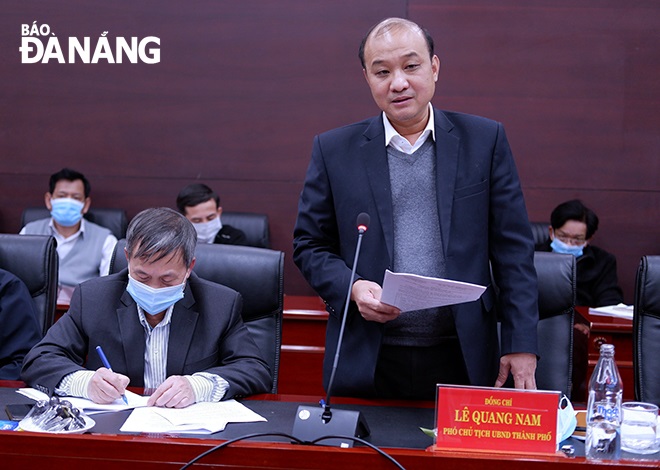 Municipal People’s Committee Vice Chairman Le Quang Nam speaking at the meeting