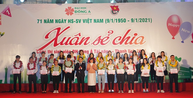 Hiệu trưởng Trường Đại học Đông Á Nguyễn Thị Ánh Đào trao hỗ trợ vé xe và khen thưởng các sinh viên có thành tích xuất sắc.
