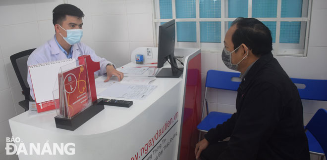Bệnh nhân đến thăm khám tại Phòng Tư vấn sức khỏe Trung tâm Y tế huyện Hòa Vang. Ảnh: Đ.H.L