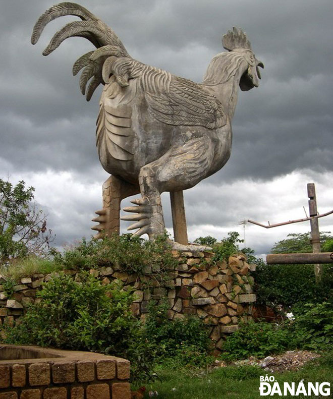 Với tượng gà 9 cựa khổng lồ, làng K’Long được gọi là Làng Gà.  Ảnh: V.T.L