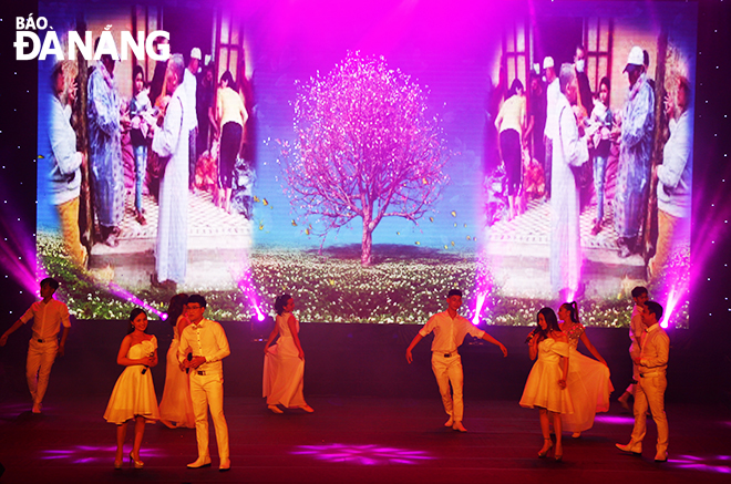 Các nghệ sĩ Nhà hát Trưng Vương biểu diễn ca khúc 
