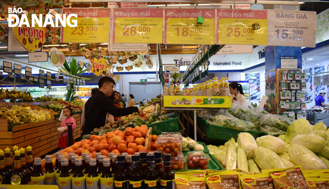 Các siêu thị, trung tâm thương mại... đã sẵn sàng nguồn hàng hóa phục vụ Tết Nguyên đán Tân Sửu 2021.  Trong ảnh: Người dân mua hàng ở siêu thị Co.opmart Đà Nẵng. Ảnh: KHÁNH HÒA	