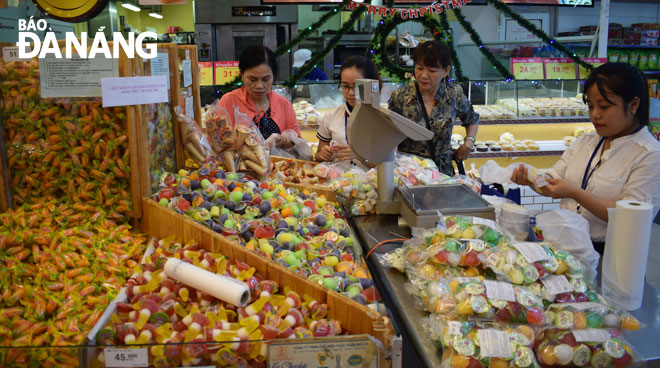 Nhiều mặt hàng phục vụ Tết đã lên kệ. Trong ảnh: Người dân mua sắm ở siêu thị Big C Đà Nẵng. Ảnh: KHÁNH HÒA