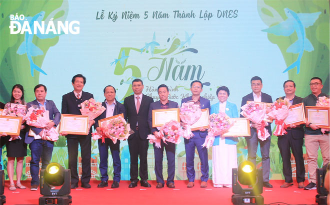 Phó Chủ tịch Thường trực UBND thành phố Hồ Kỳ Minh (thứ năm, từ trái sang) trao bằng khen cho các cá nhân đã đóng góp tích cực cho hệ sinh thái khởi nghiệp, đổi mới sáng tạo thành phố. Ảnh: PHONG LAN
