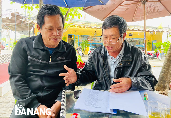 Hai ngư dân Cao Văn Minh (trái) và Nguyễn Thực đang tích cực luyện tập kịch bản “Hồn biển” phục vụ Lễ hội cầu ngư ở phường Nại Hiên Đông tổ chức trong năm 2021. 		               Ảnh: TIỂU YẾN