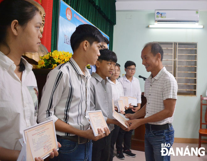 Ông Nguyễn Thành Lân trao học bổng 20 triệu đồng/em/năm cho sinh viên nghèo hiếu học, đây là mức trao học bổng cao nhất tại Đà Nẵng.     Ảnh: MINH NGỌC
