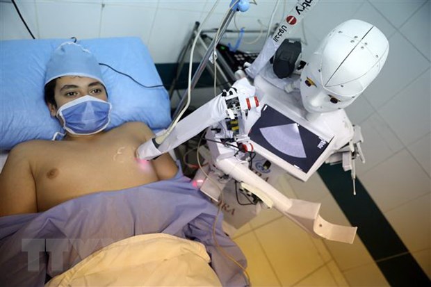 Robot khám bệnh cho bệnh nhân tại một bệnh viện ở Tanta, bắc Cairo, Ai Cập. (Ảnh: THX/TTXVN)
