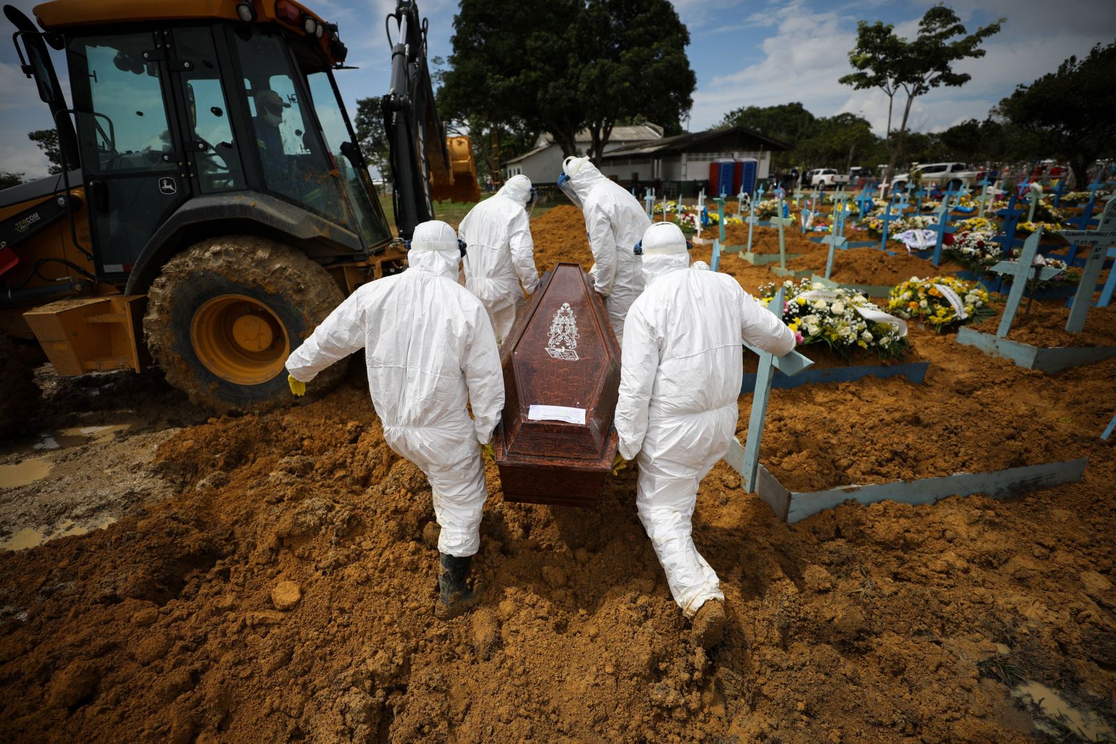 Nhân viên nghĩa trang khiêng thi thể nạn nhân tử vong vì Covid-19 ở Manaus, Brazil ngày 15-1. Ảnh: Getty Images