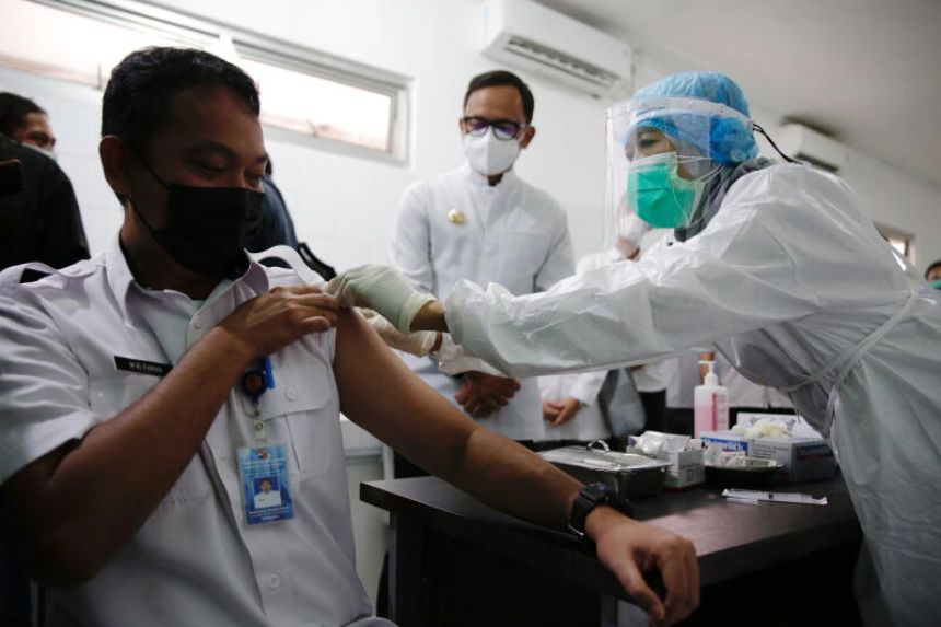 Một nhân viên ngành y tế được tiêm phòng Covid tại bệnh viện ở Bogor, Indonesia ngày 14-1-2021. Ảnh: EPA-EFE