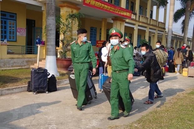 Soldiers at a military-managed quarantine site assist people who have finished their quarantine period to handle luggage (Photo: VNA)