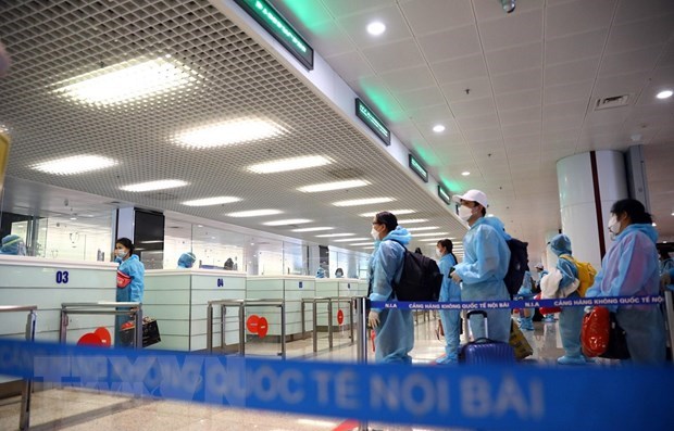 Passengers wait to handle entry procedures at Noi Bai International Airport in Hanoi (Photo: VNA)