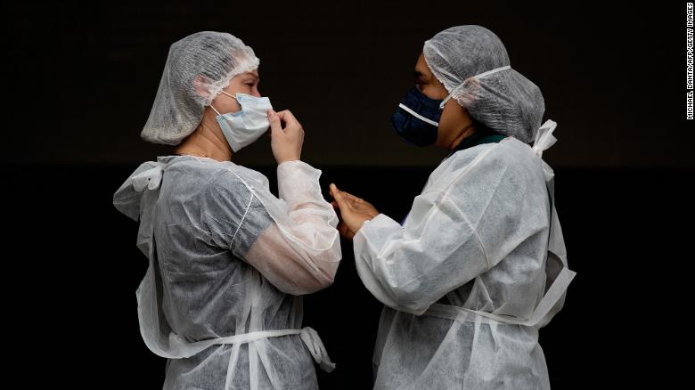 Số ca mắc Covid-19 tăng cao ở bang Amazonas của Brazil, đặc biệt tại thủ phủ Manaus, khiến các bệnh viện rơi vào tình trạng quá tải. Trong ảnh: Các nhân viên y tế ở một bệnh viện tại Manaus, bang Amazonas. Ảnh: CNN