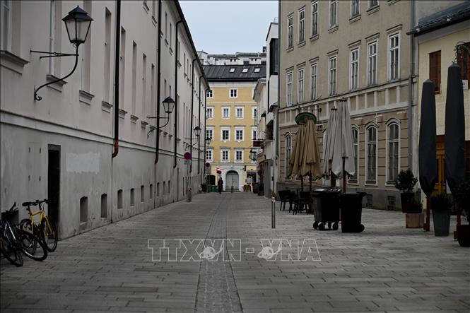 Cảnh vắng vẻ tại một tuyến phố ở Salzburg, Áo trong bối cảnh các biện pháp hạn chế được áp dụng nhằm ngăn chặn COVID-19 ngày 4/1. Ảnh: AFP/TTXVN
