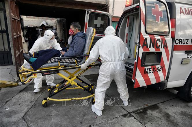 Nhân viên y tế chuyển bệnh nhân mắc COVID-19 lên xe cứu thương tại Toluca, Mexico ngày 8/1. Ảnh: AFP/TTXVN